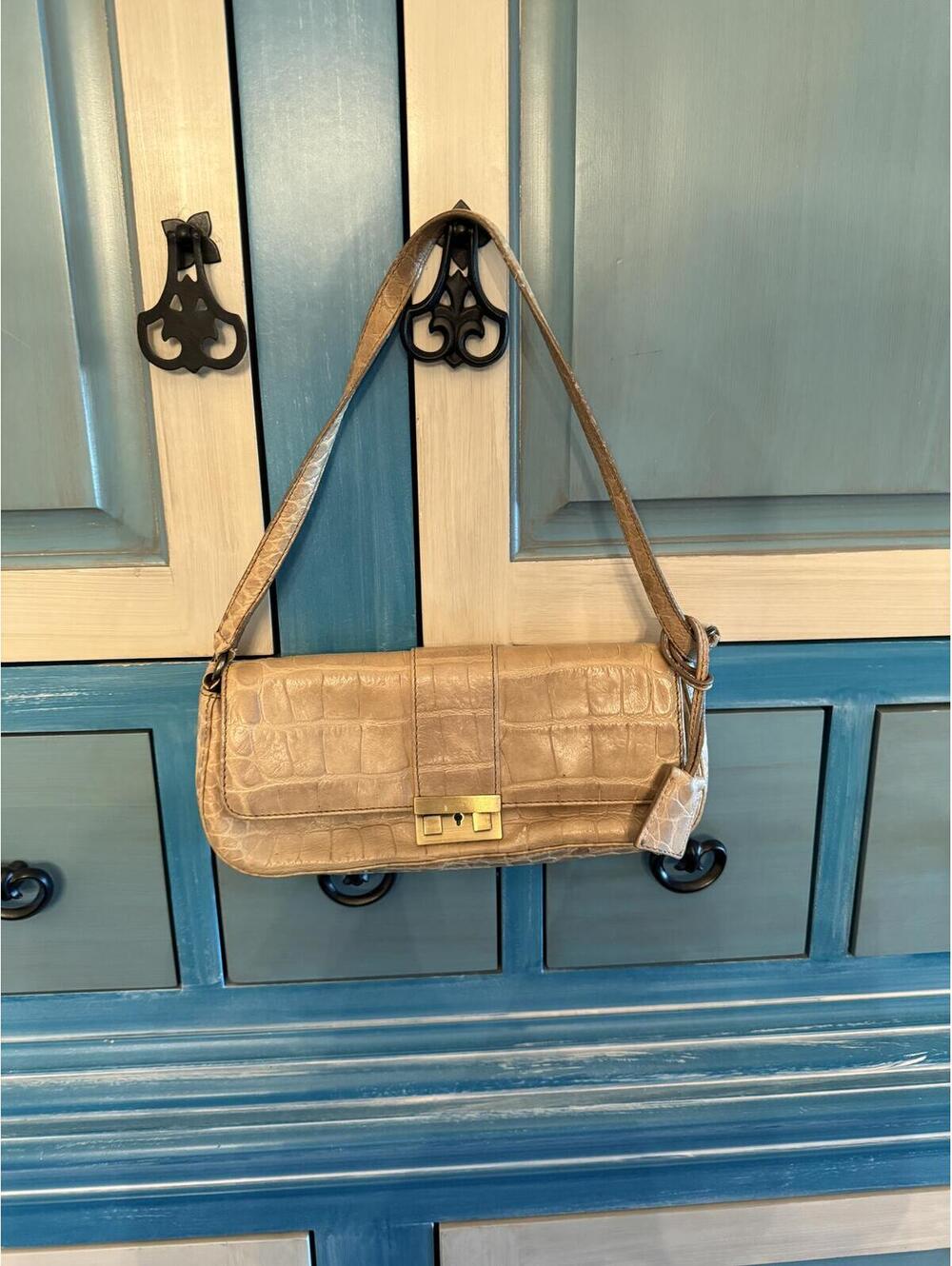 Beige Crocodile Pattern Shoulder Bag with Gold-tone Clasp